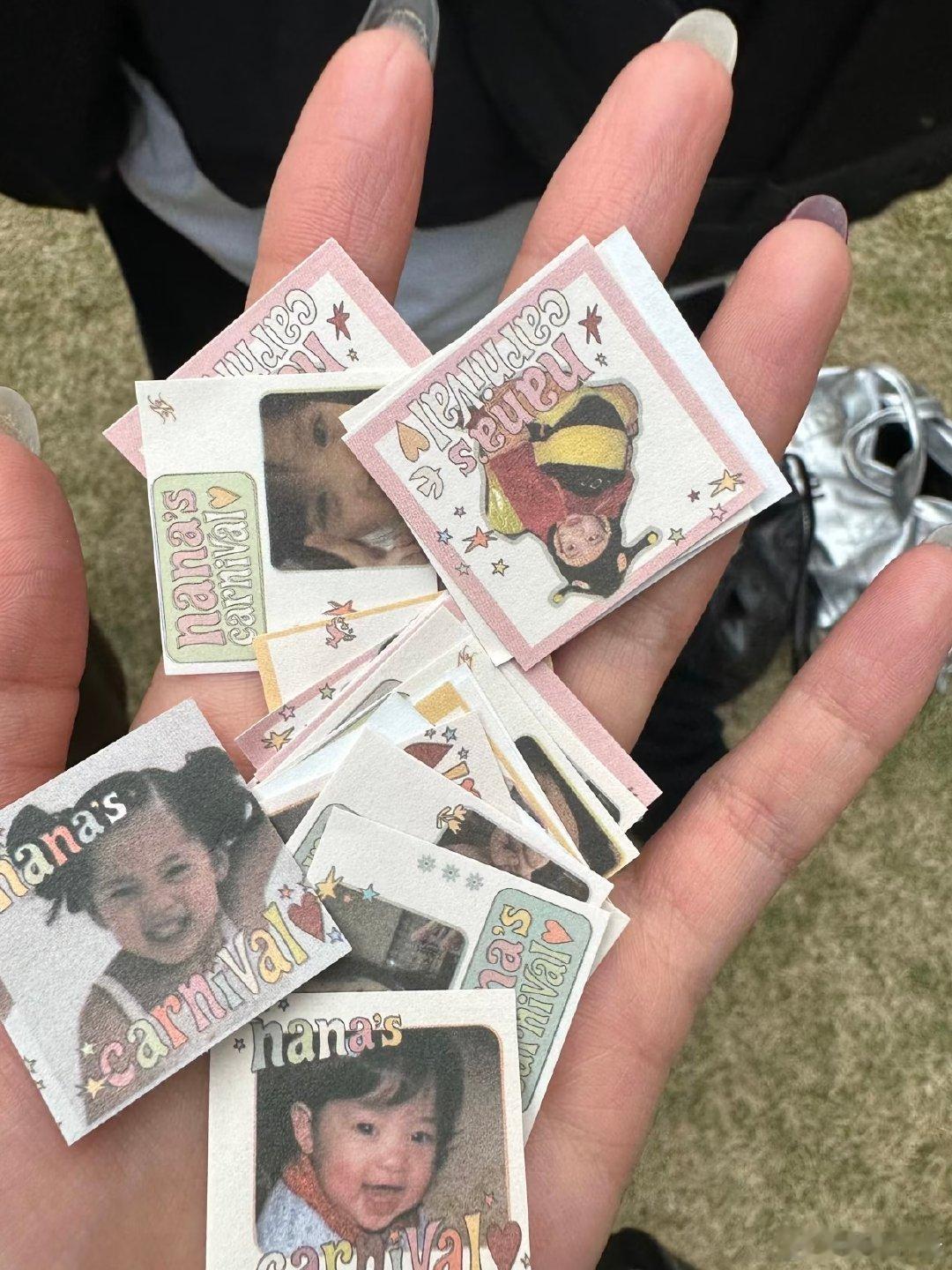 欧阳娜娜音乐会彩带是她的照片 欧阳娜娜这波真的赢麻了，童年照彩带直接让音乐会氛围