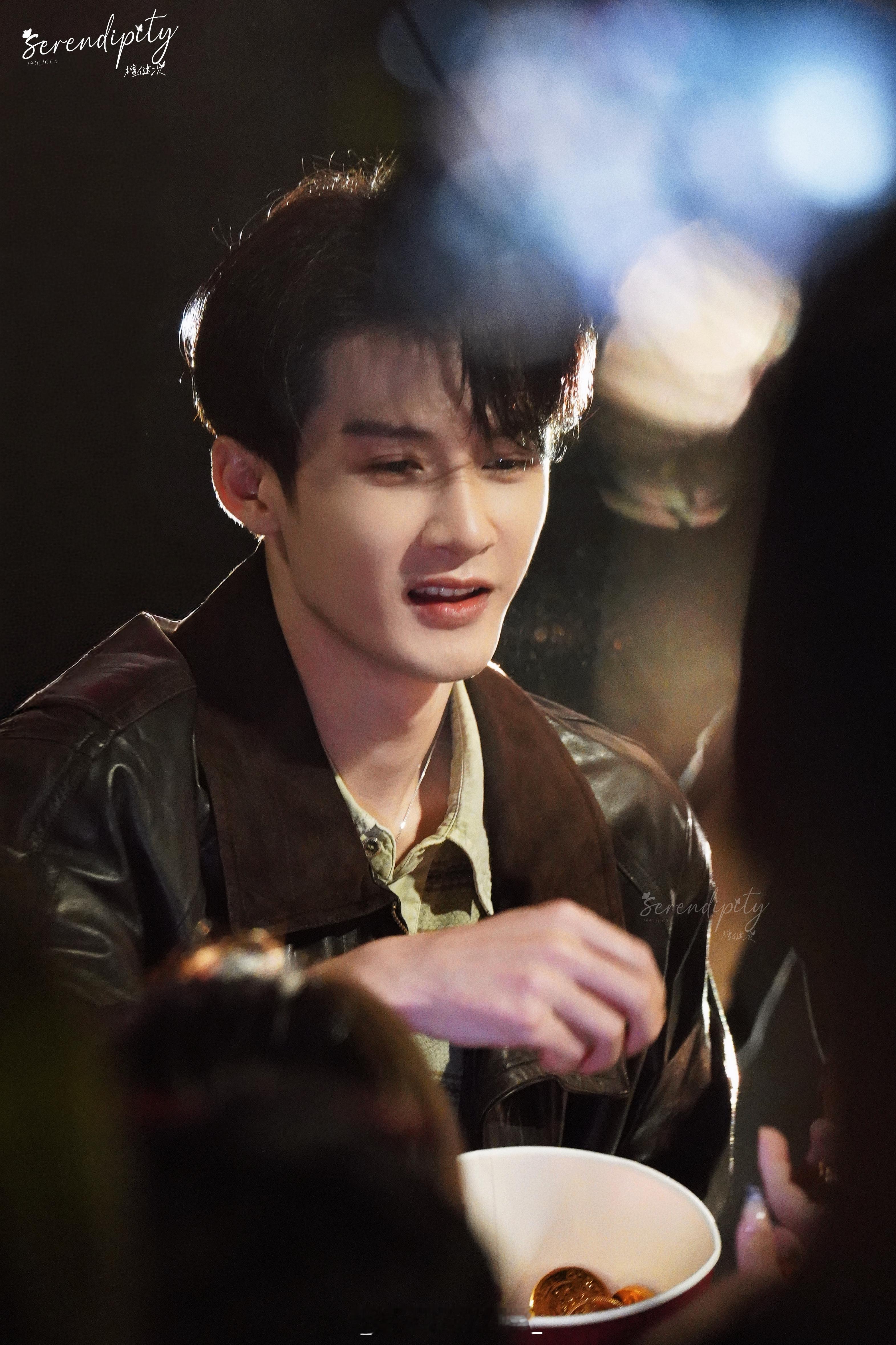 檀健次到父亲母校路演了 ᵀʰᵉ ʷᵒʳˡᵈ ⁱˢ ˢʷᵉᵉᵗ ᵇᵉᶜᵃᵘˢᵉ ᵒ