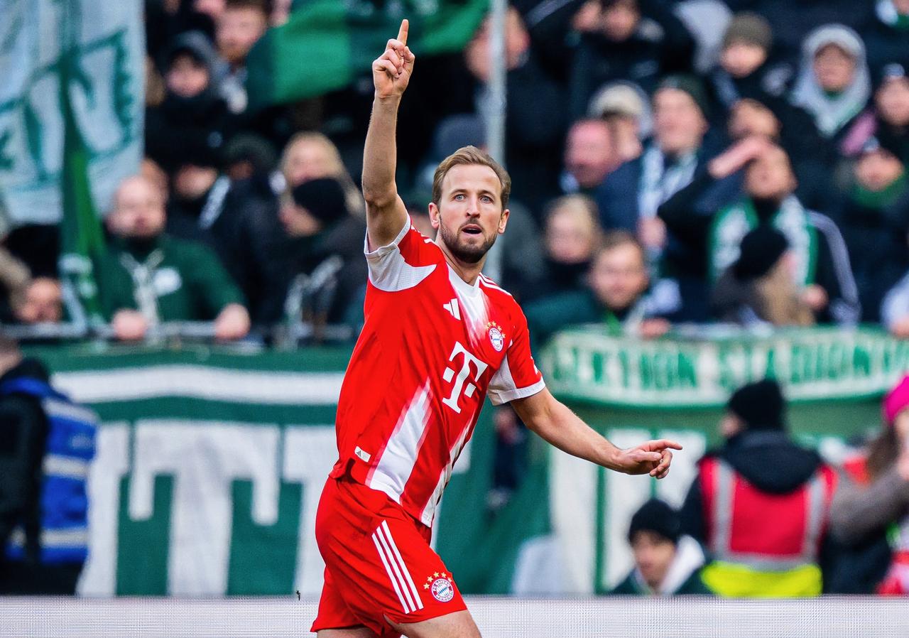 凯恩：被重点照顾了，机会也寥寥无几，但只要给一次机会就有，奔金球奖去了。
诺伊尔