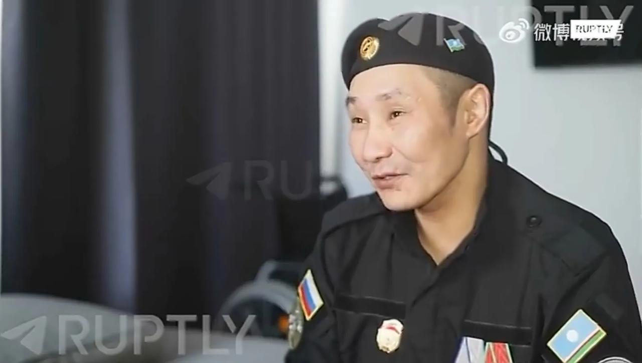 俄军的狠人。

最近俄军里有个雅库特士兵彻底火了，他叫亚历山大·费奥多罗夫，是萨