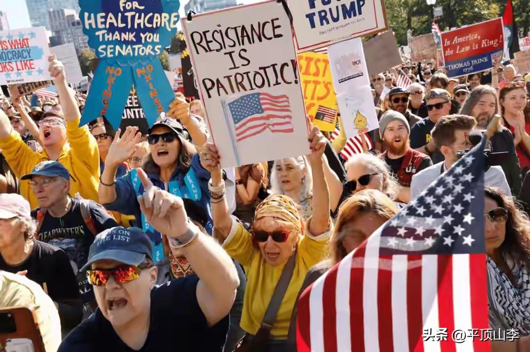 全美多地爆发反特朗普示威，民众高举“不要国王”“拒绝战争”标语走上街头，既是对其
