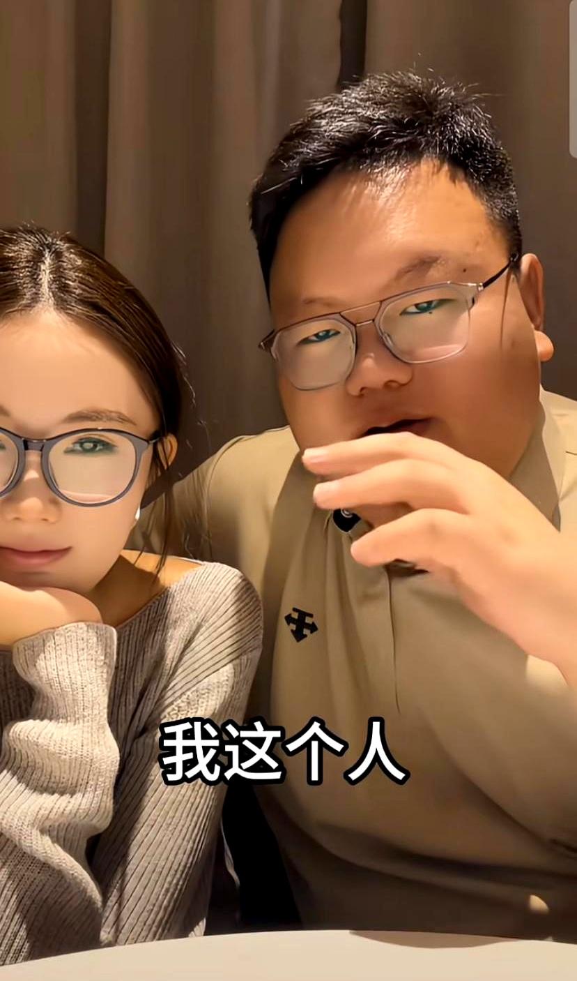 当河南晋老五把豆豆牵到镜头前时，弹幕立刻炸开。
24岁的他，偏偏钟情年上型，前任