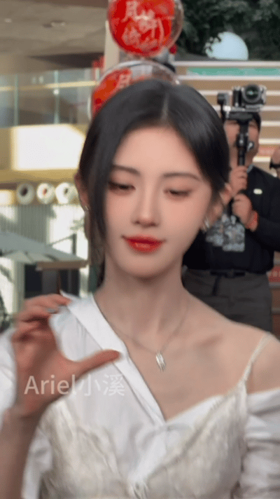 鞠婧祎生图直接怼脸的生图都这么完美。 