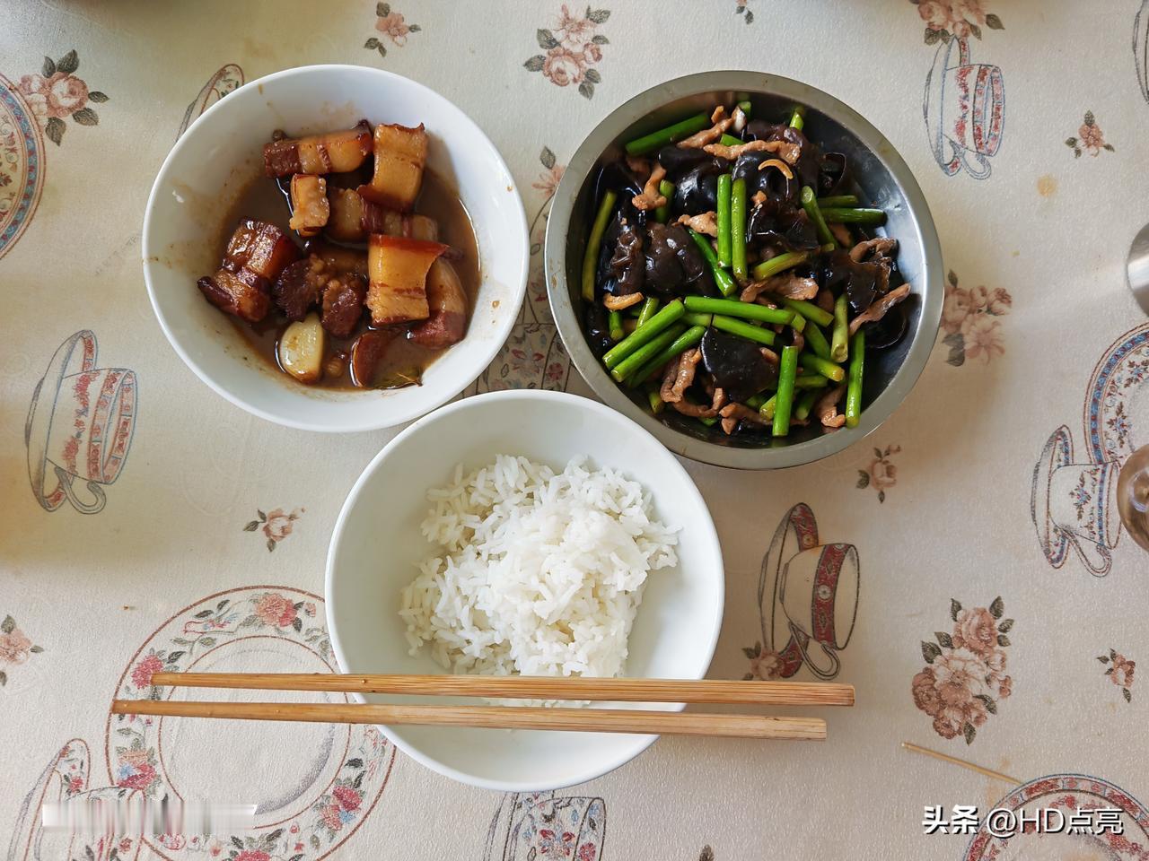 昨日午餐：（如图）
术后体重从150斤降到115进。经过两年多的治疗和康复锻炼，