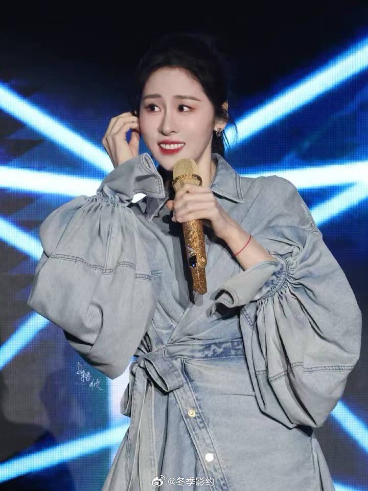 张碧晨和千名大学生大合唱 成都大学这波赢麻了。张碧晨现场全开麦，学生们直接大合唱