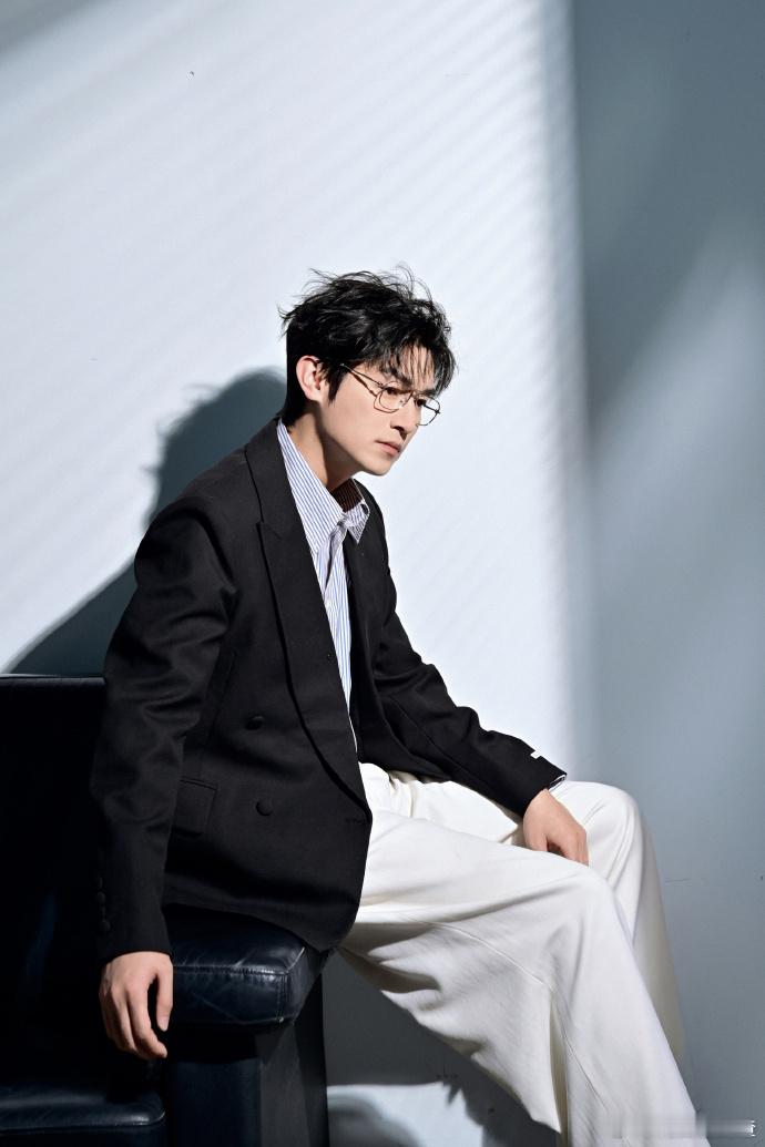 一天120组武打镜头打破纪录，挥刀千次练到手指发抖，脚趾盖掉了随便包扎继续拍，这