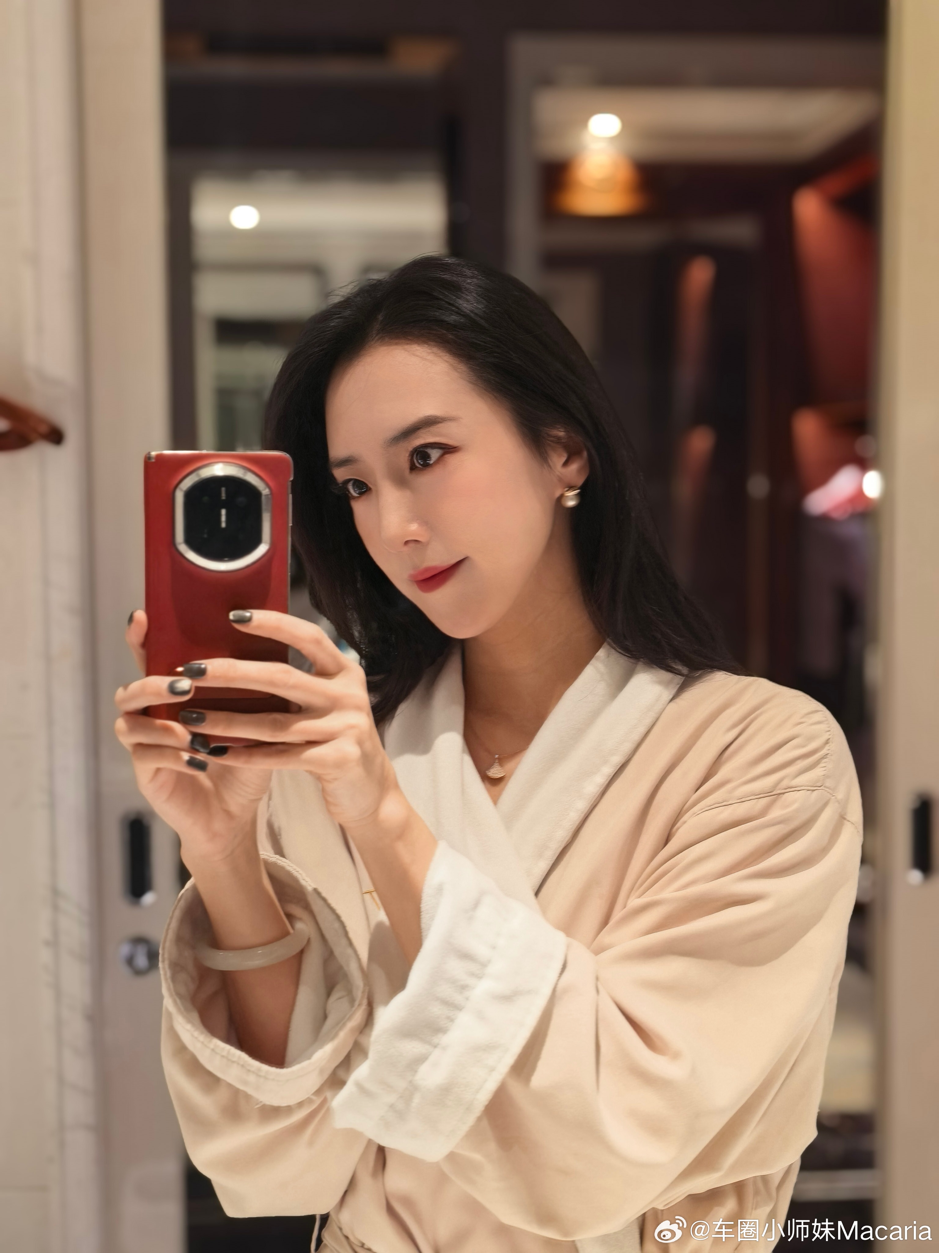 是谁这个点已经化完全妆吃完早餐，在去赛车场的路上了，是我是我 it's me!睡