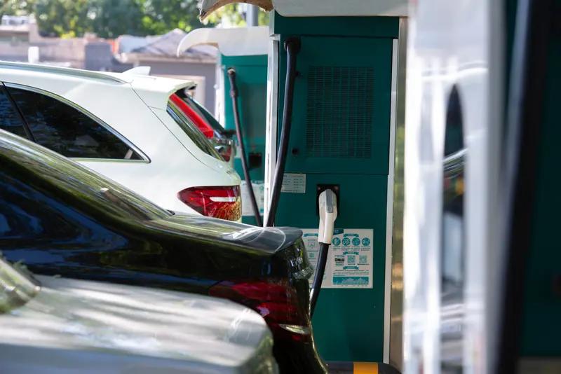 大家抵触新能源车，充电问题首当其冲。加油3 - 5分钟搞定，电车充电动辄1 - 