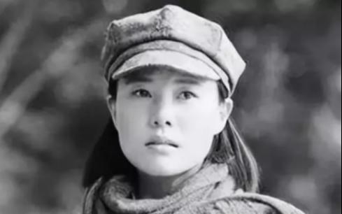 1937年，甘肃一貌美的女红军被敌人抓住，正要拉去砍头。突然，敌军军官叫住了行刑