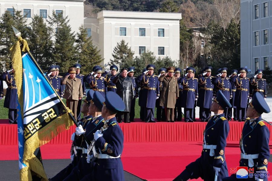 金正恩视察朝鲜人民军空军司令部和朝鲜人民军空军近卫第1航空师团
金正恩此次视察的