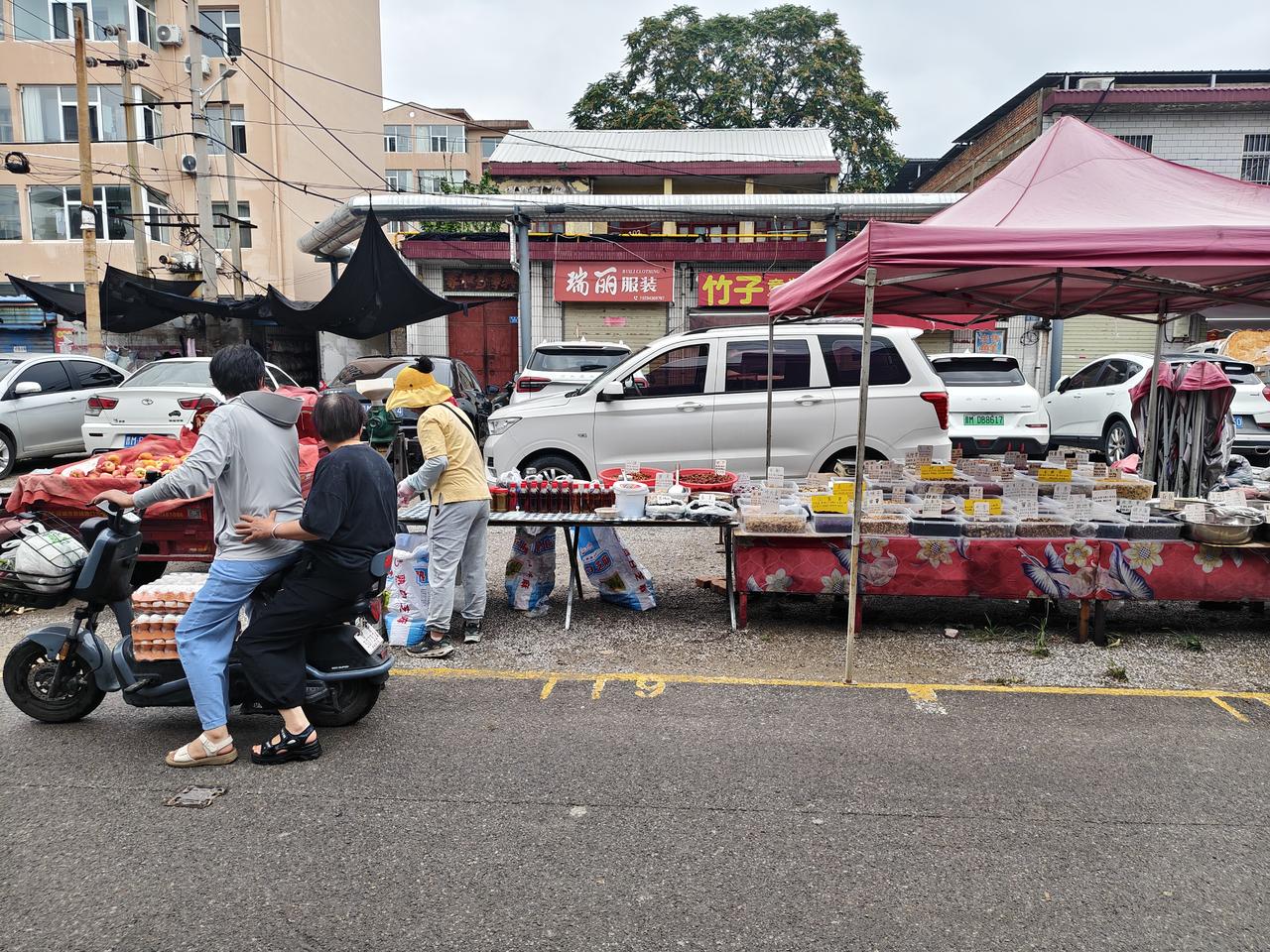 您瞧，在运城盐湖西街早市，现做现卖的芝麻酱8元一瓶，芝麻油10元一瓶，我发现一位