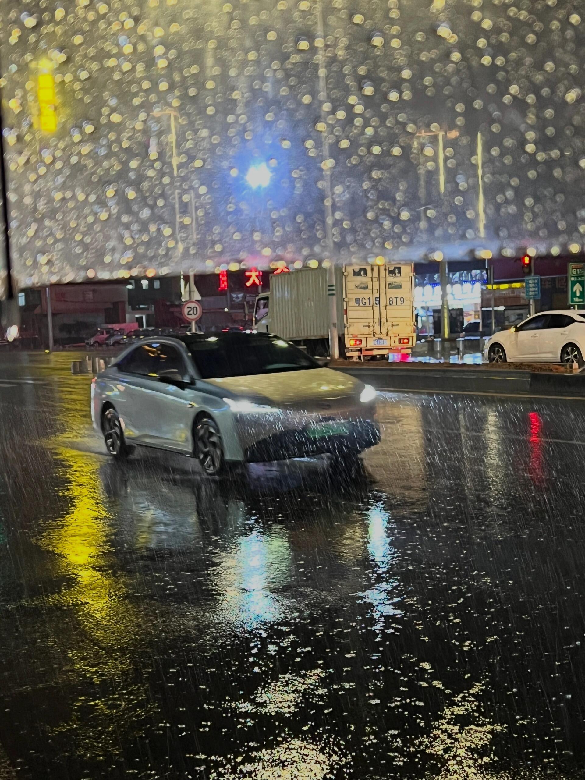 🤷🏻♀ 🤦🏾♀️ 〰️      下暴雨就不要发朋友圈了       哪