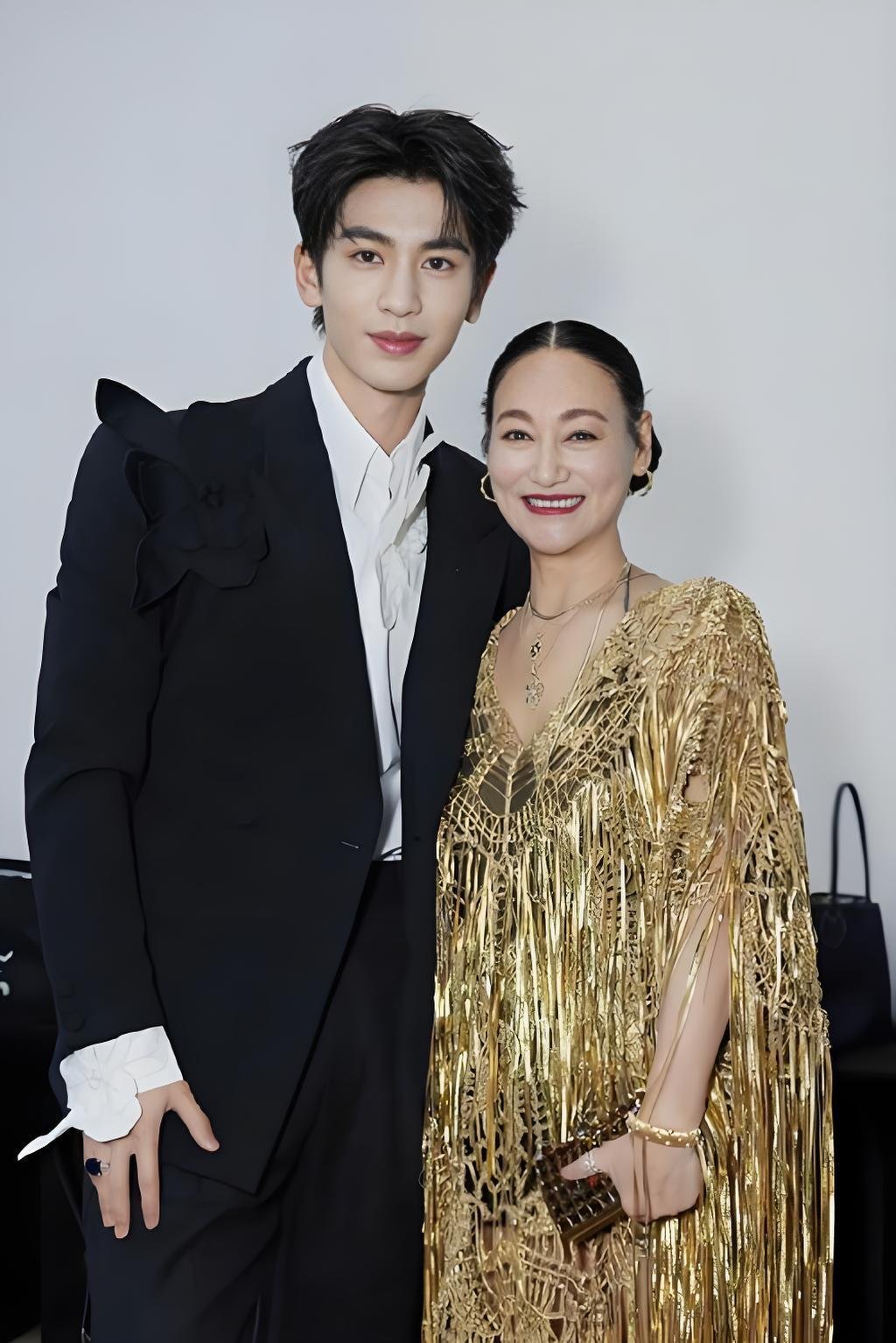 张凌赫 红姐数到三我们影院见这是什么让人羡慕的内娱前后辈相处模式！！张凌赫宣传惠