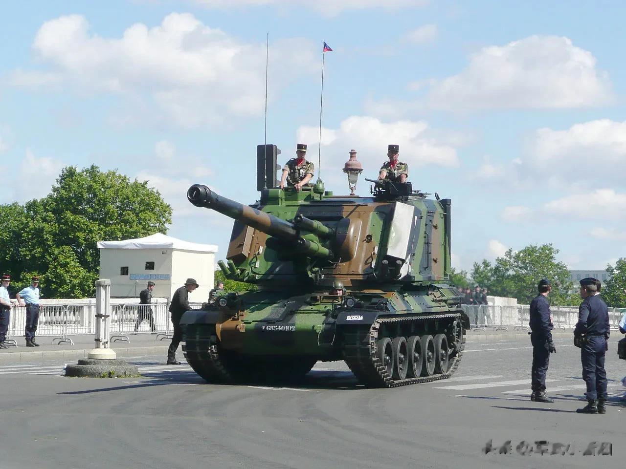  AUF1自行榴弹炮，是法国在AMX-30主战坦克基础上，研发的一型自行火炮。该