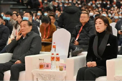 【消息人士：娃哈哈集团任命许思敏为总经理 ，娃哈哈集团董事长职务空缺 】记者分别