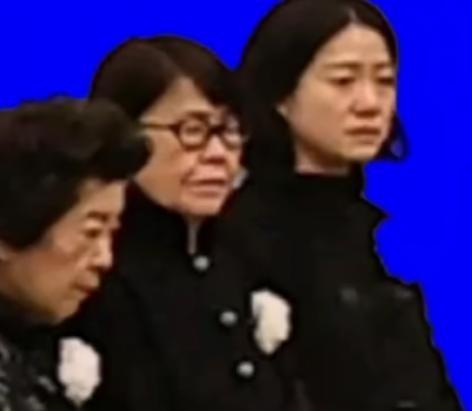 翁帆身边这位白发老人，是她76岁的妈妈。
自从家里出了那档子事儿，老太太就没离开