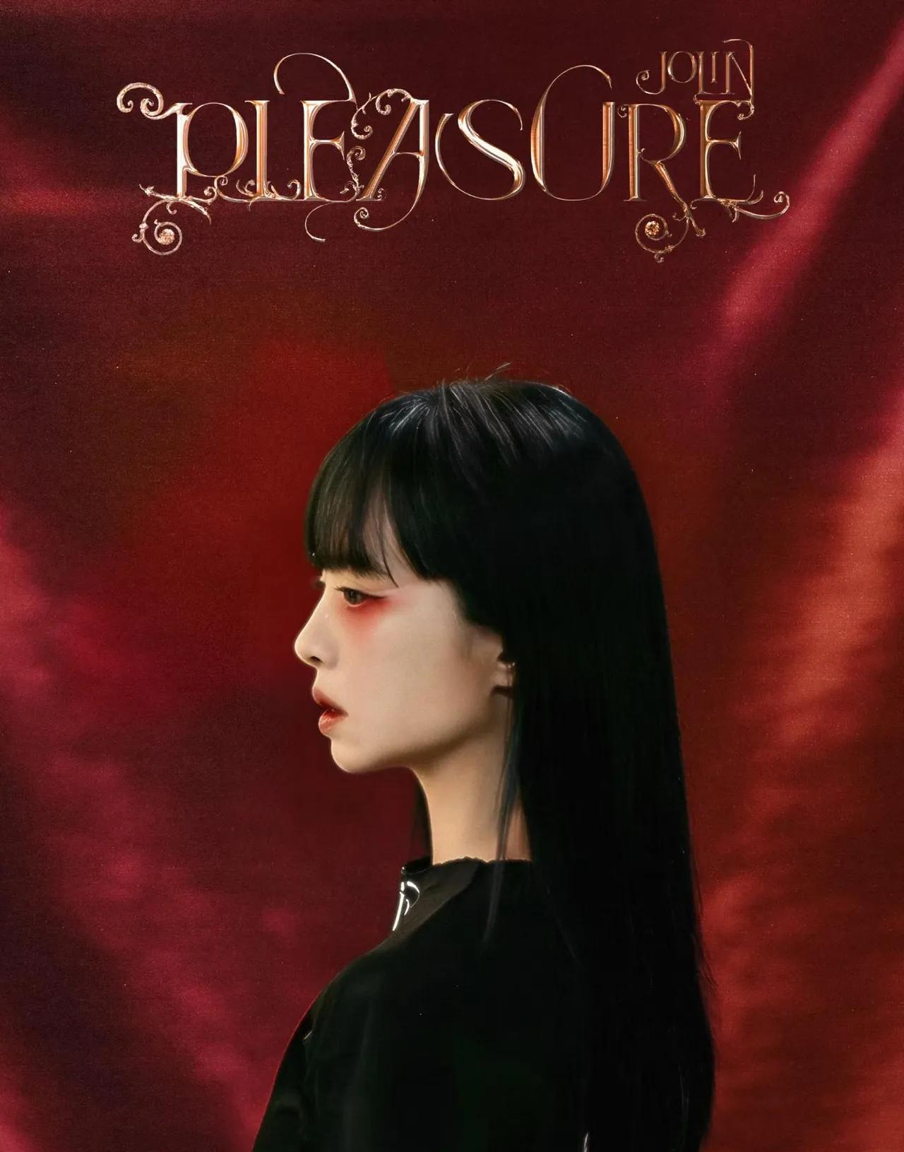 后台一张生图，杀疯了。
44岁的蔡依林，眼尾泛红，那条侧脸的线条，比手术刀还利落