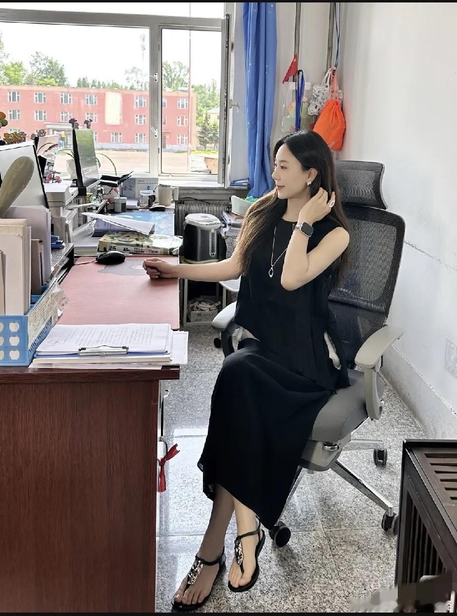 在体制内，这样的女生一般是担任什么样的职位？ 