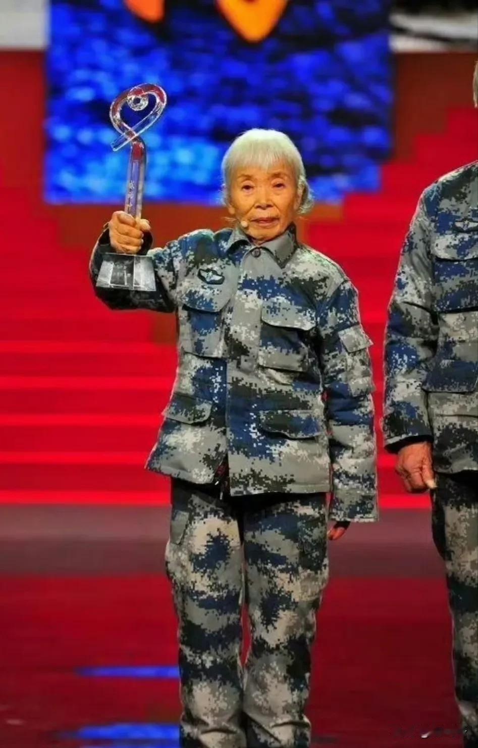 请大家不要吝惜手中的赞，请花一分钟了解----中国的女英雄，退役军人的楷模！！