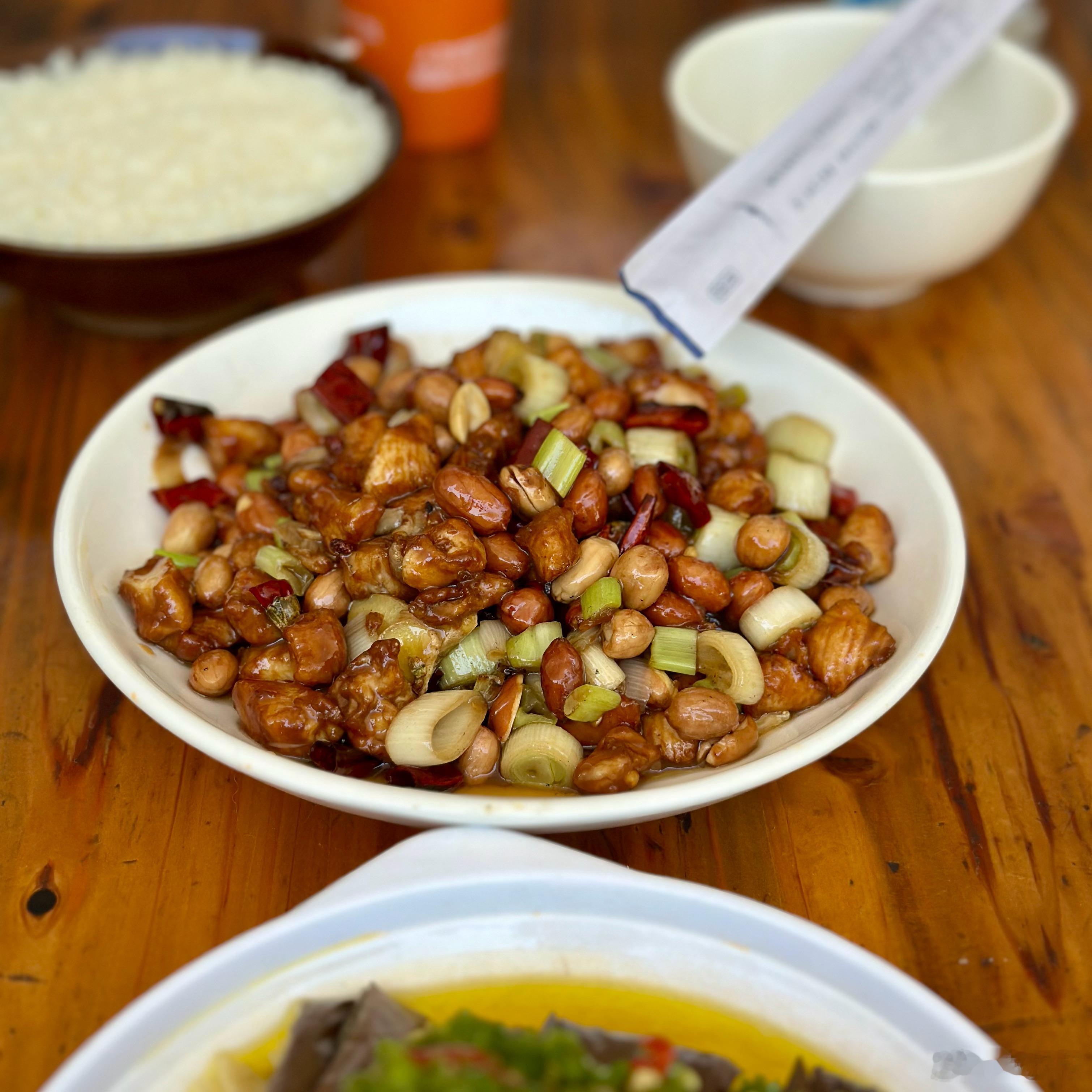 今天中午吃叶鸭子。冒烤鸭，子姜牛肉丝，宫保鸡丁，烧椒茄子。三个人，三荤一素。 成
