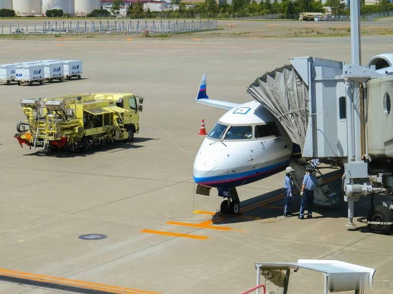 【新加坡私人飞机在北海道滑出跑道 机上8人均未受伤】海外新鲜事 一架自新加坡起飞