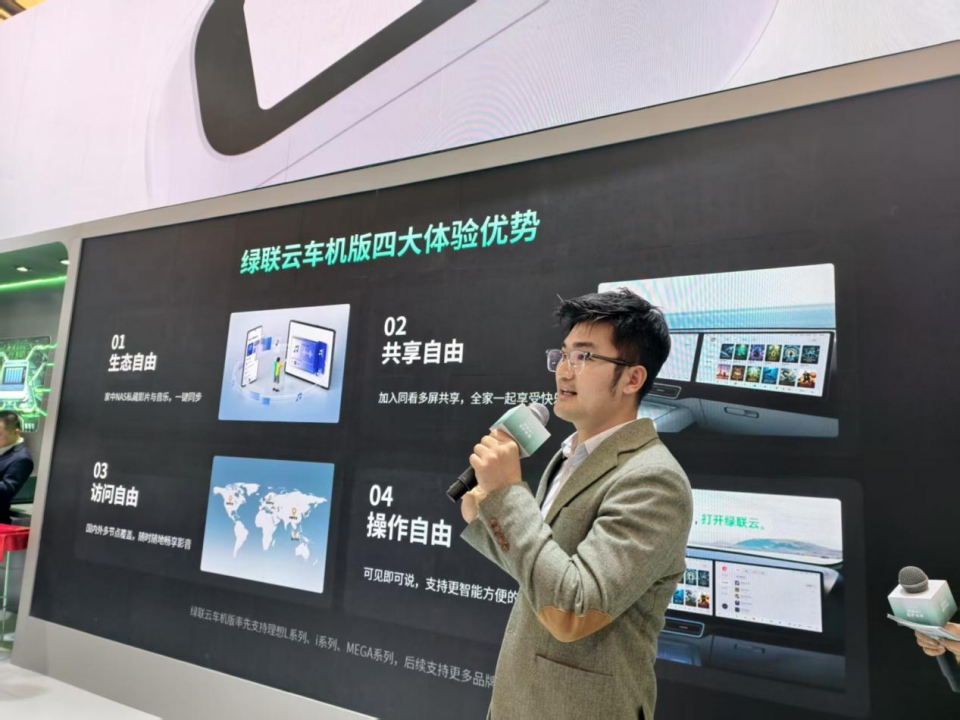 今年的AWE展有很多AI类产品，除了创新类手机、眼镜，还有AI N A S、水上