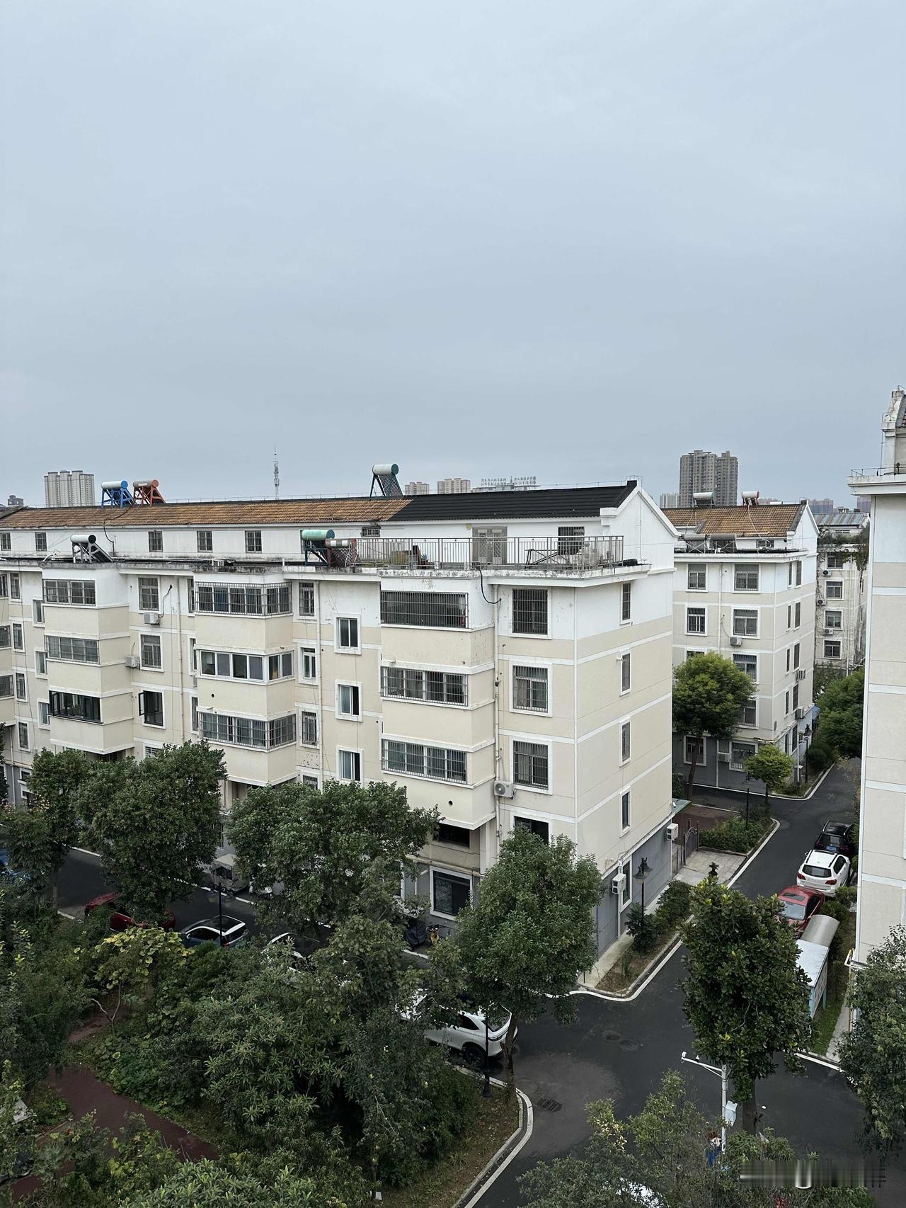 看到身边退休的同志，每月能领到8000至10000元不等的养老金，我由衷地为他们