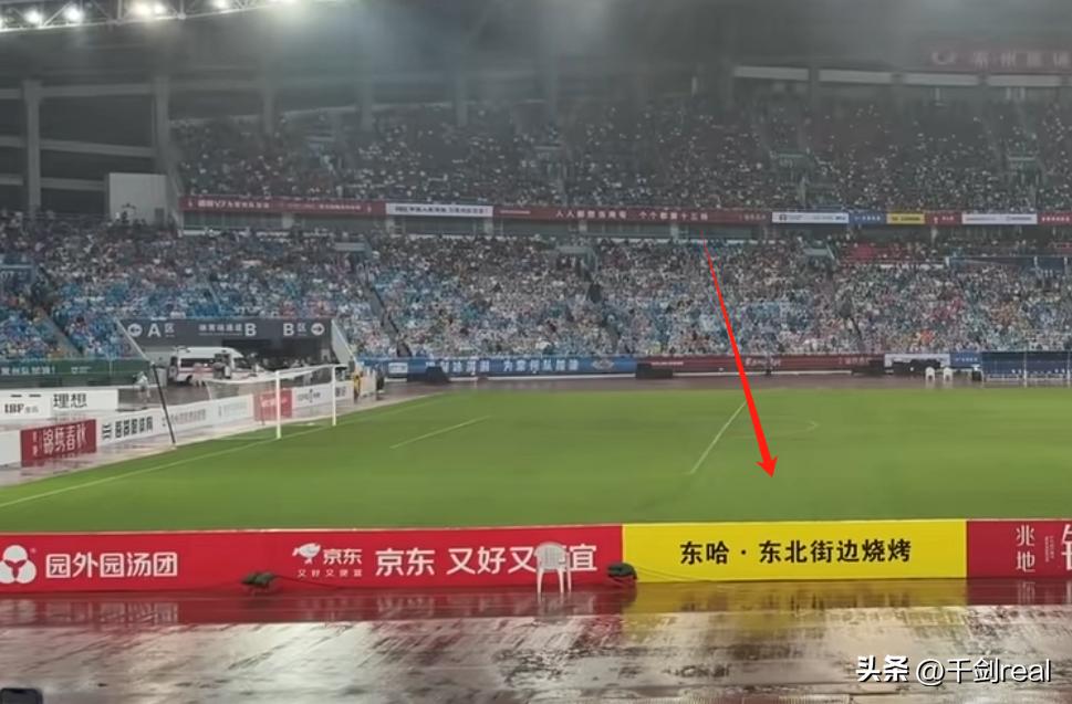 一个烧烤店赞助了苏超
跟京东平起平坐

烧烤店是2023年赞助的
只要10万
现