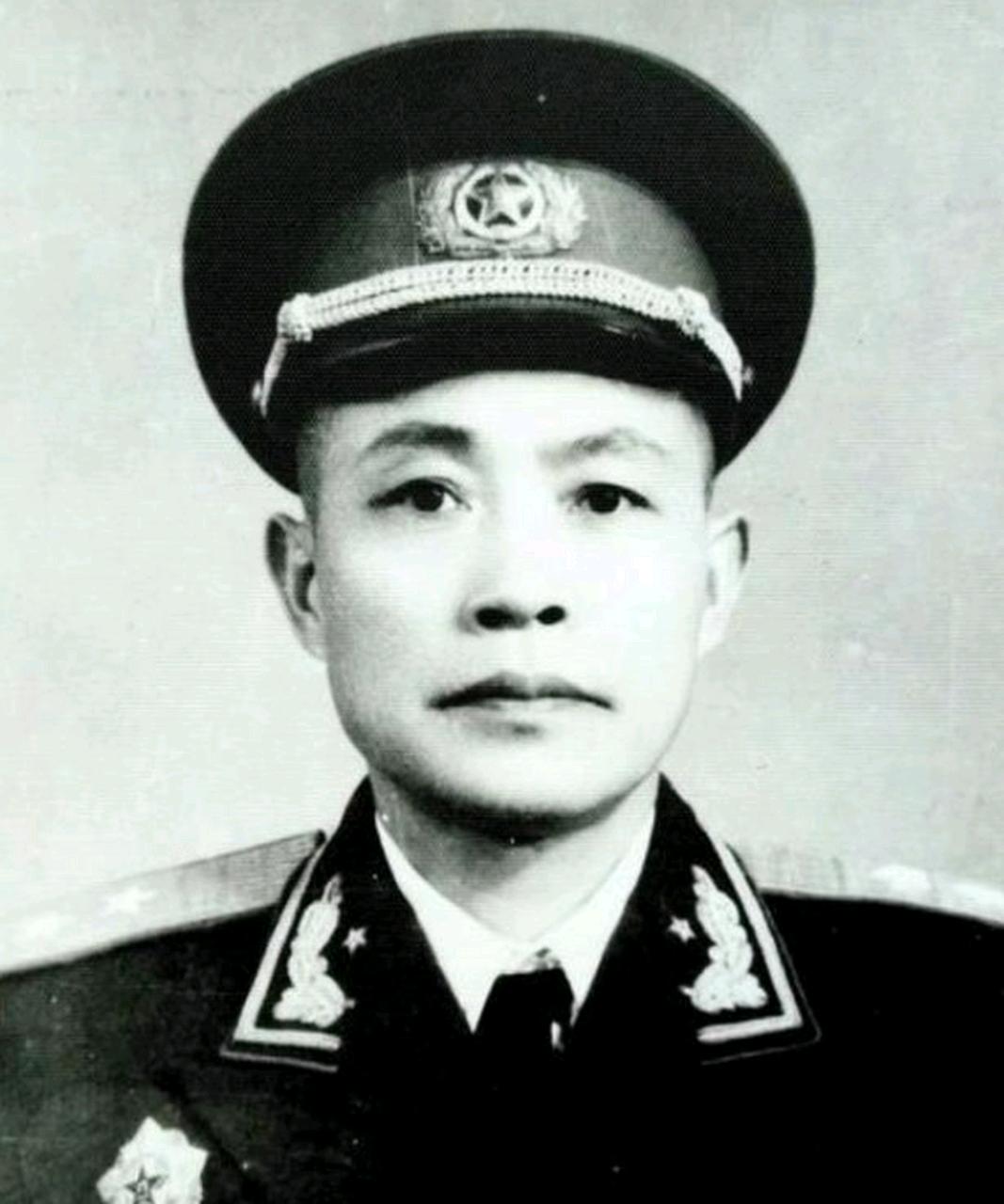 1938年，日军制造了高洪口大屠杀后，黄新廷想要报仇，但贺龙不许，并且还撂下一句