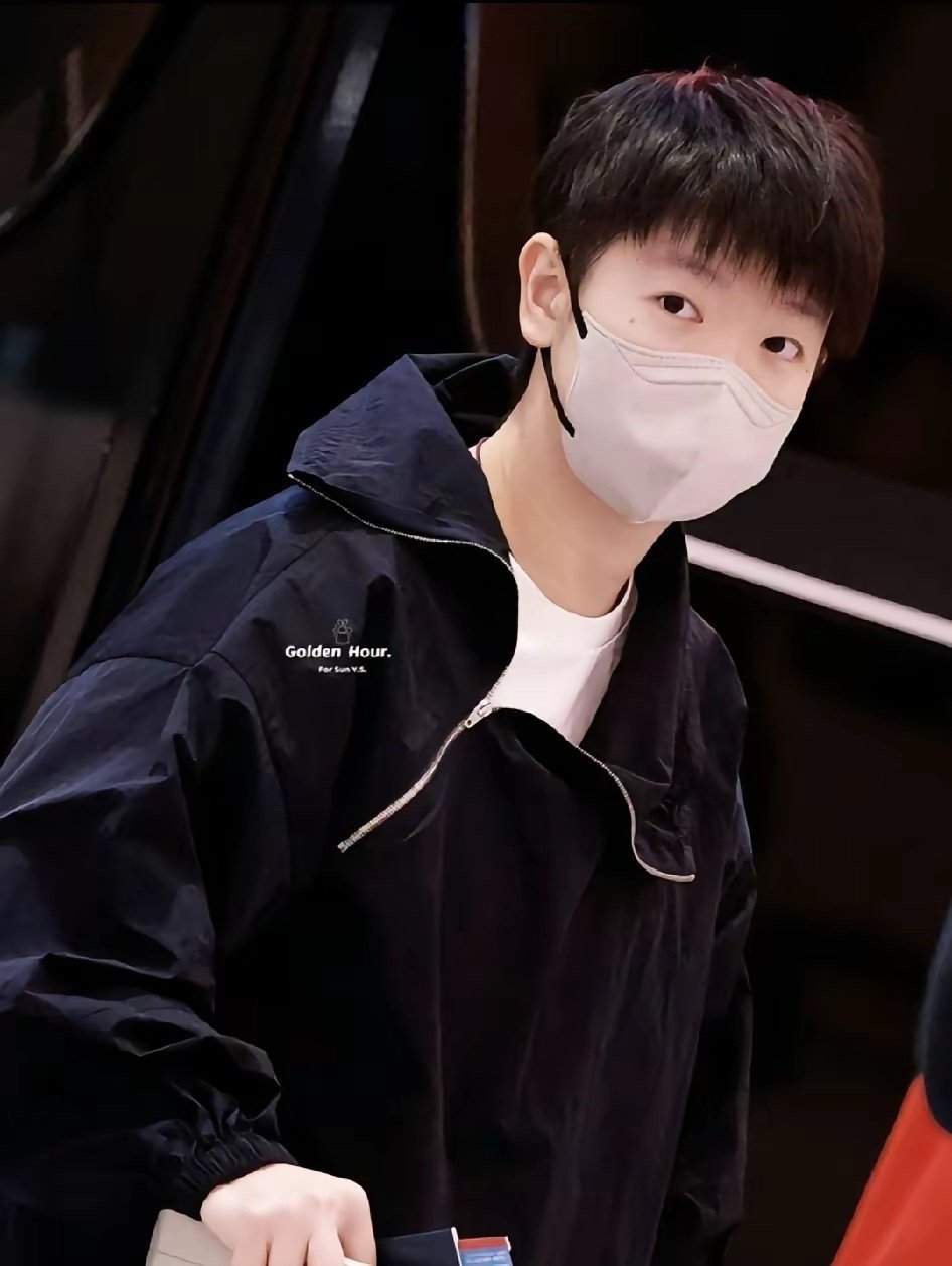 孙颖莎一袭黑衣唯愿新的一年健康涨球，新的一年一切顺利，新的一年万事如意！ 