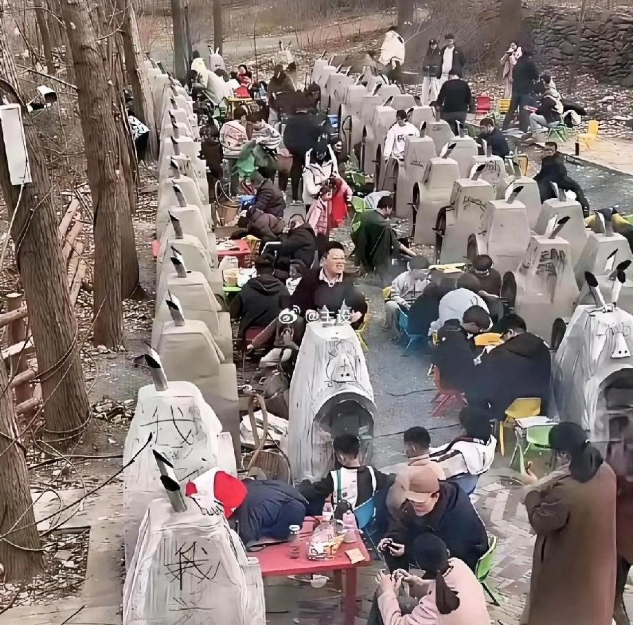 这图乍一看以为在集体在某地烧纸呢！
原来是家长领着孩子们在上陶艺课!
这场面也太