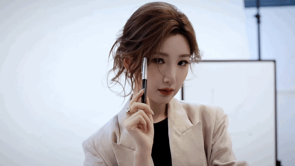 毛晓彤这组完全妈咪级别毛晓彤这套浅西装配黑裙也太好看了，清爽干练又有气场，整个人