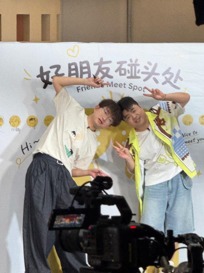 就要朋友就要快乐脱友们接力演唱 看着脱友们接力唱歌真的格外开心，歌声一茬接一茬延