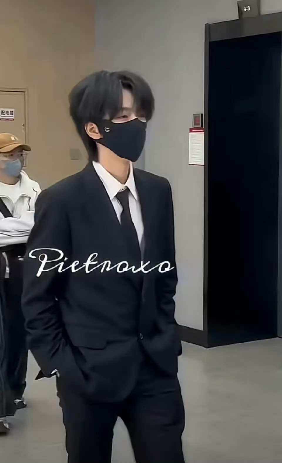 贺峻霖您。是说您毕业答辩也这么帅吗就这个游刃有余漫不经心爽呀贺峻霖中传答辩黑西装