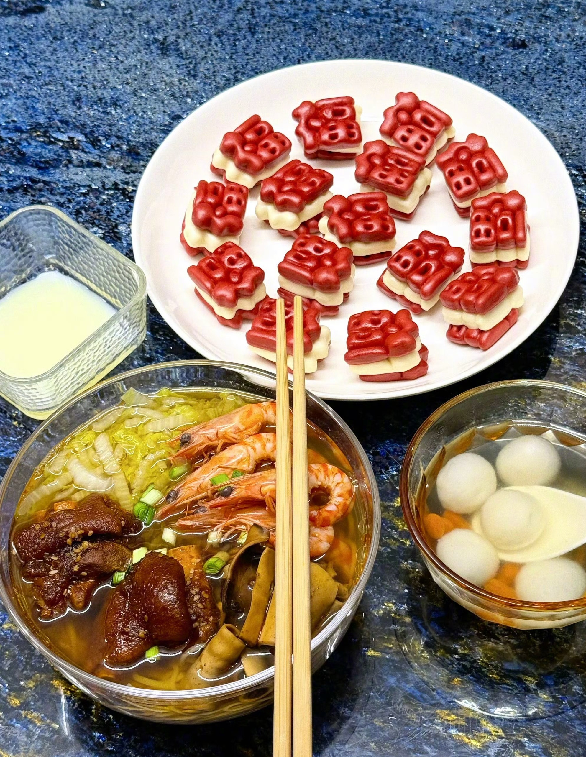 张凌赫拍的元宵救命！张凌赫这波元宵投喂太顶了🥹随手拍的海鲜面直接香到迷糊，热气