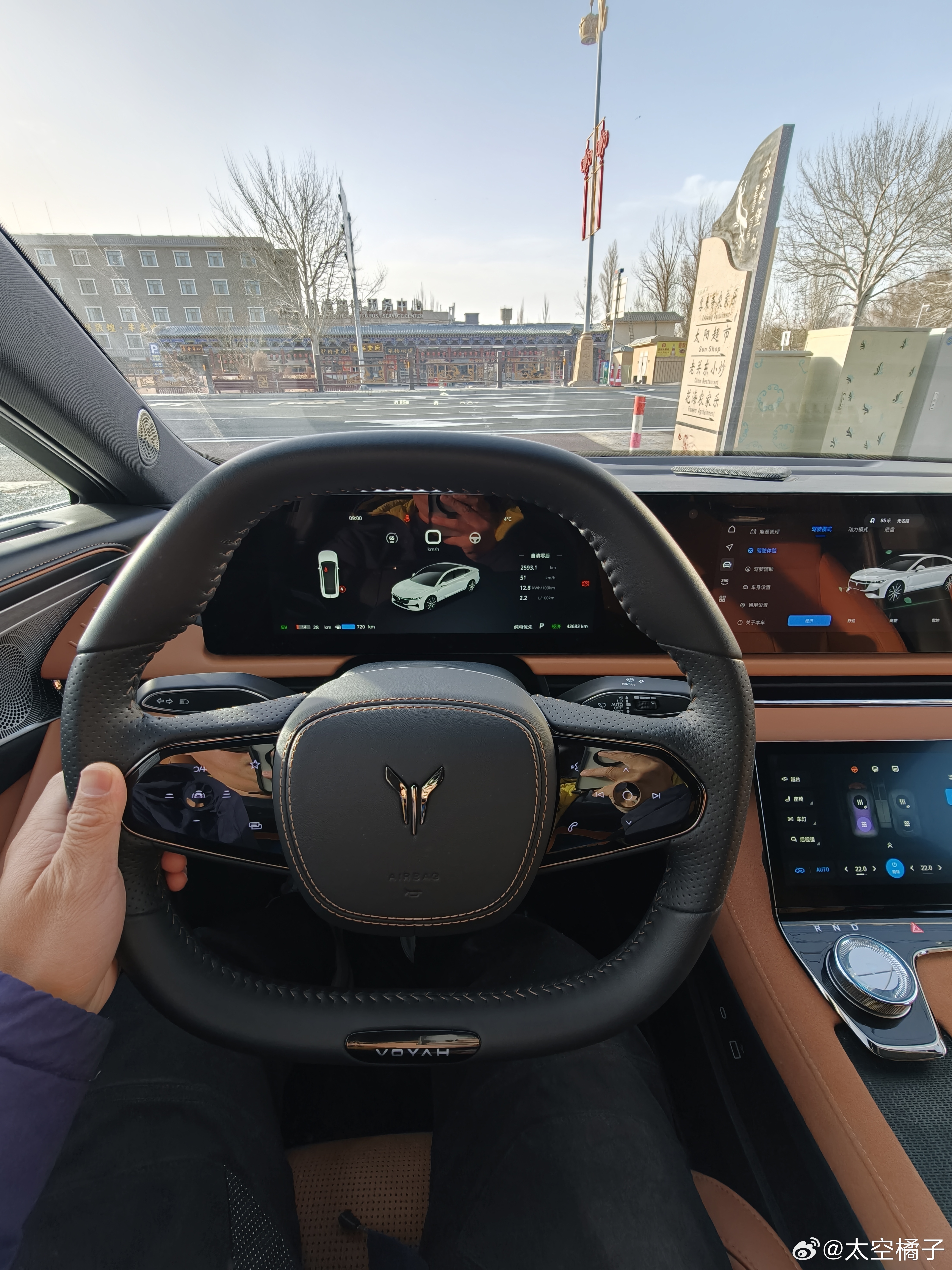 还是要多开不同品牌的车…不然怎么可能知道这台车方向盘加热2分钟才微热虽然有HUD