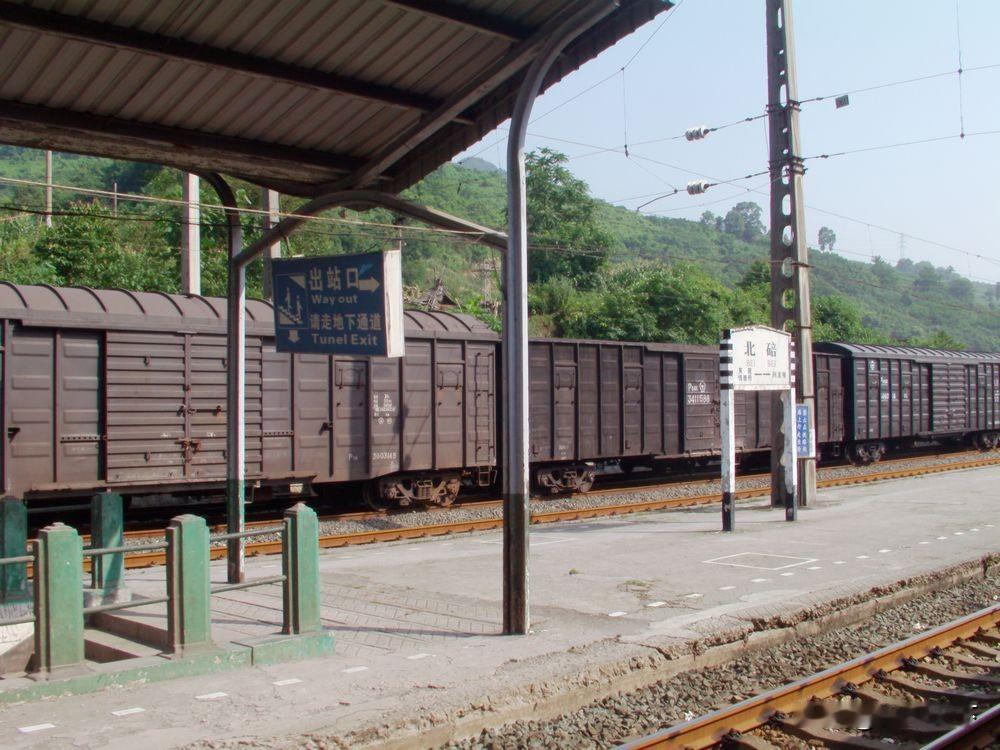 2011年上半年拍摄的襄渝铁路北碚站，该站有两块站台，二站台直接靠着正线，过去少