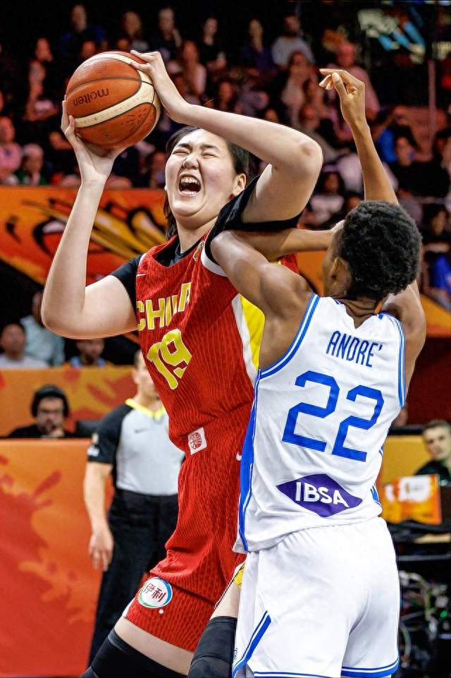 全场脏动作不断！意大利死缠张子宇，中国女篮71-51强势大胜