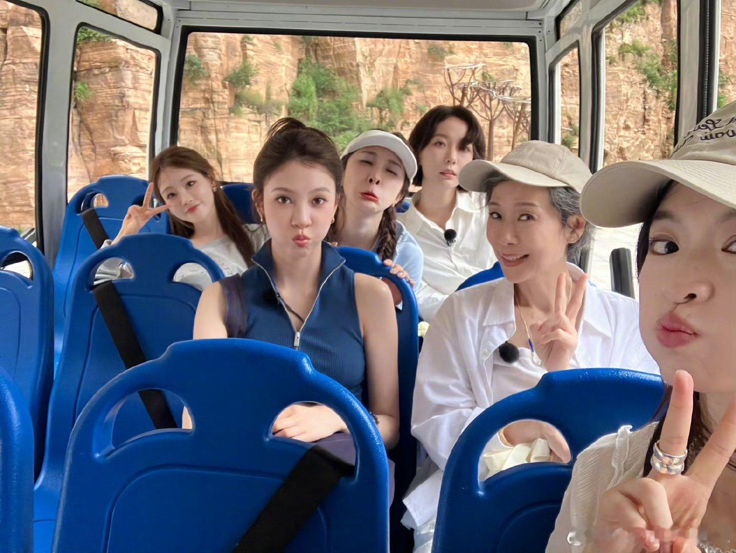 宋妍霏 好想念叶童姐姐从乘风到现在，宋妍霏和叶童姐姐的友情也太好磕了吧！ 