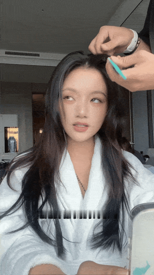任敏化妆现场秒变KTV任敏化妆化到一半唱起来了 没有舞台灯光，没有观众尖叫，但任