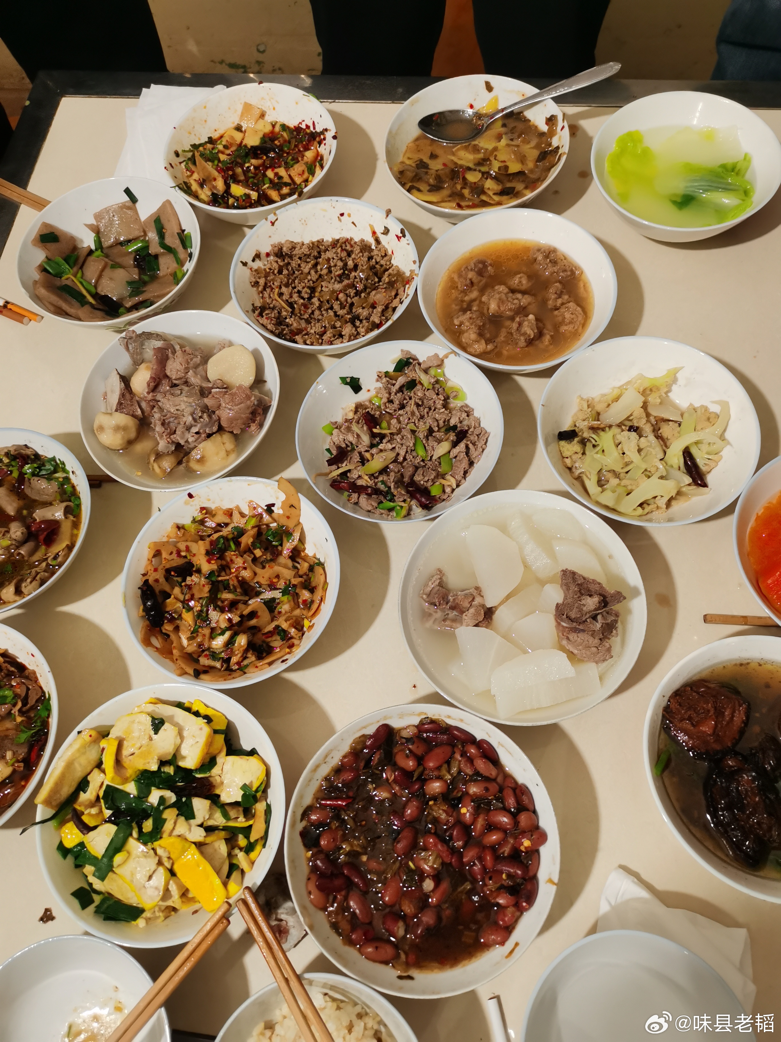 年末岁初的杀猪饭承载的是一种温情，也是一片实意。老百姓请杀猪饭是对他人的一份看重