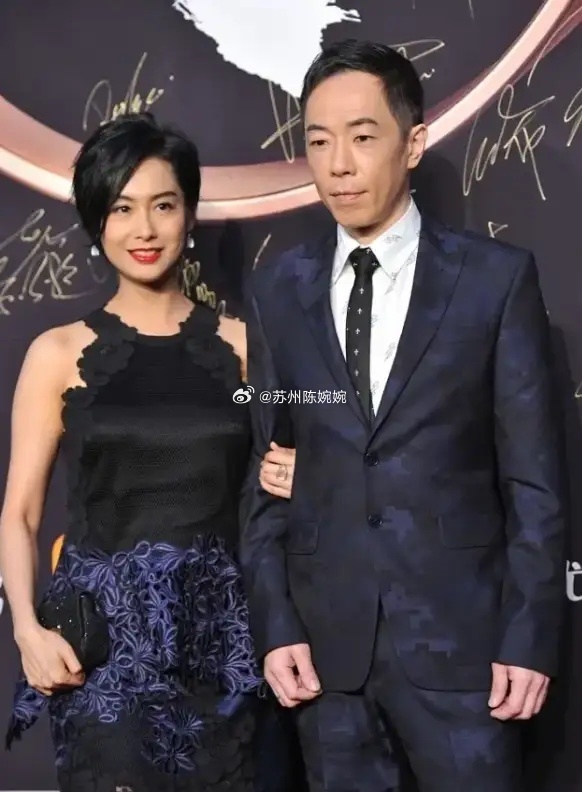 2013年，黄贯中的父亲对朱茵拳打脚踢，黄贯中得知后大发雷霆，对着媒体喊话:"别