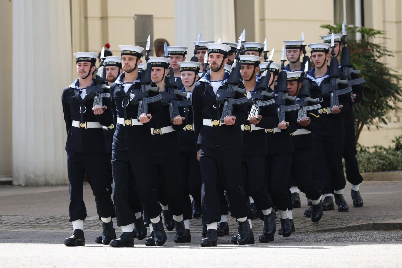 轻兵器科普轻兵器爱好者英国皇家阅兵式上首次出现扛着SA80的海军士兵！2026年