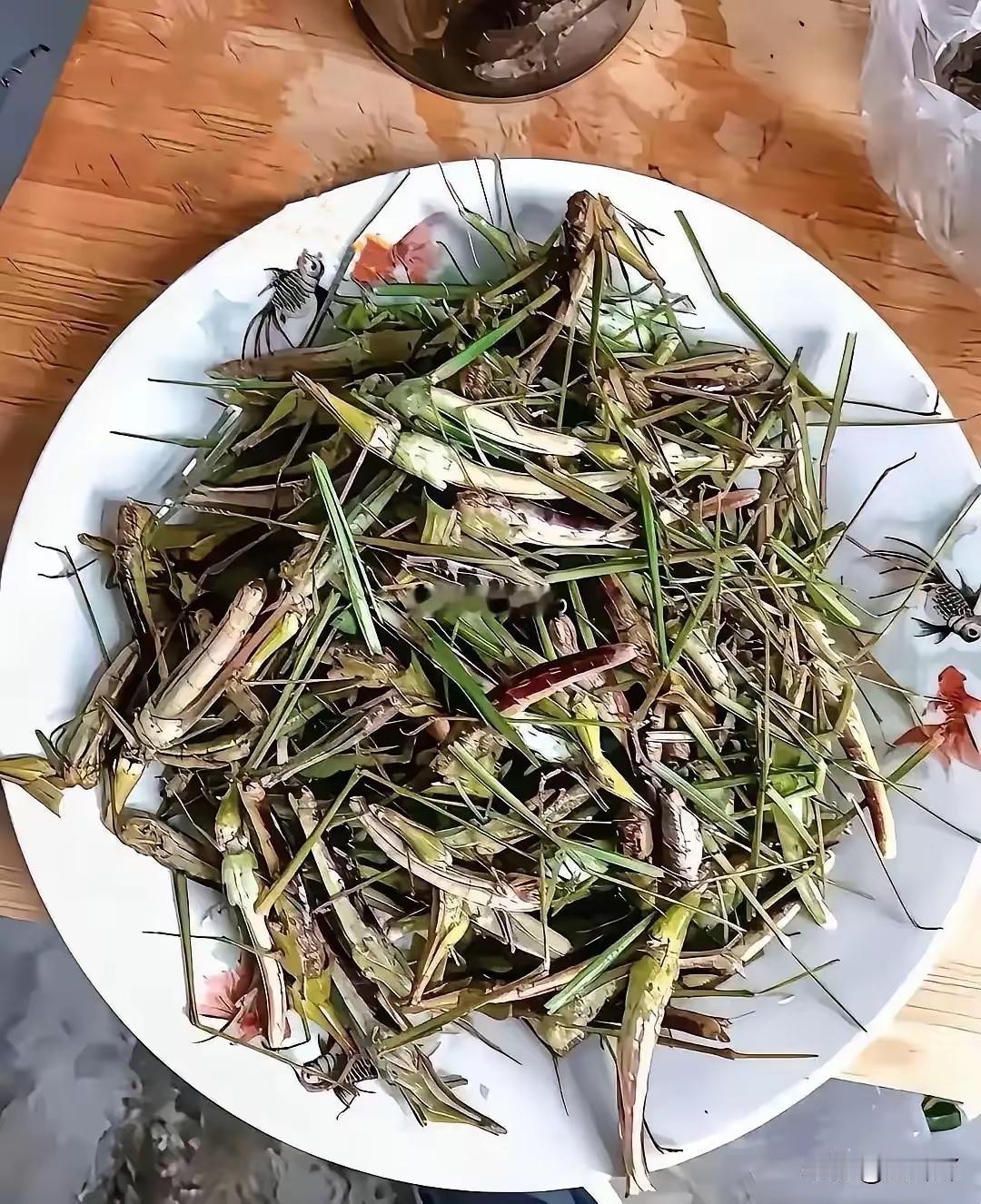 吃过的举手，没吃过的举脚。
