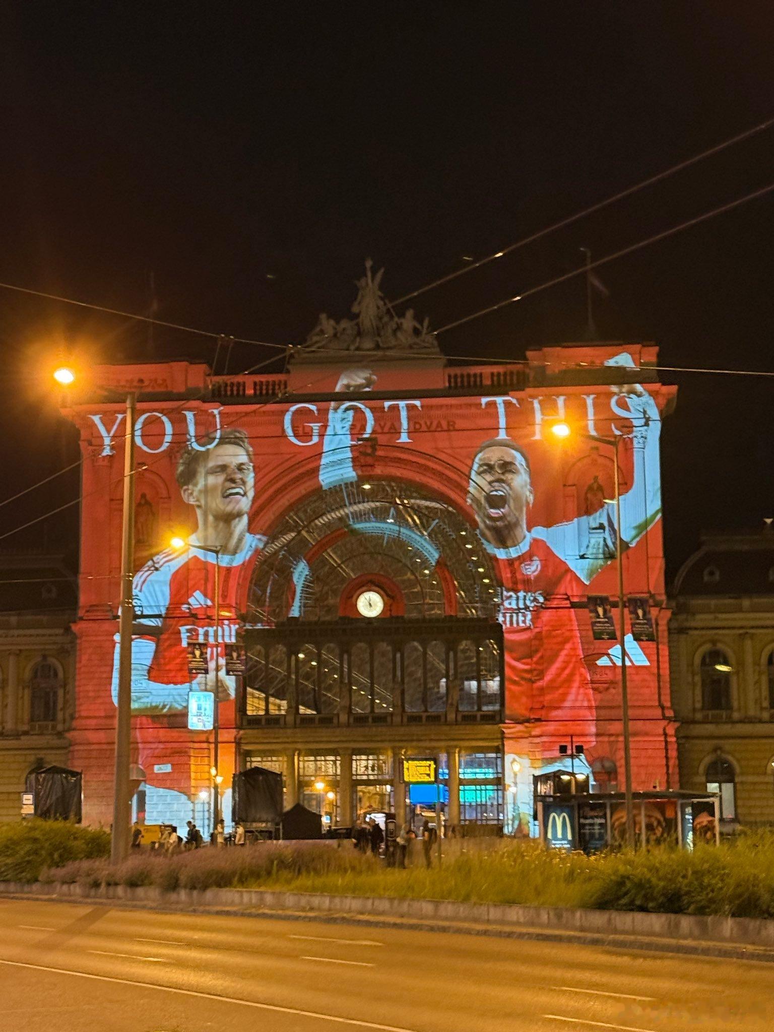 布达佩斯东站（Budapest Keleti）上显示的画面，该火车站距离普斯卡什