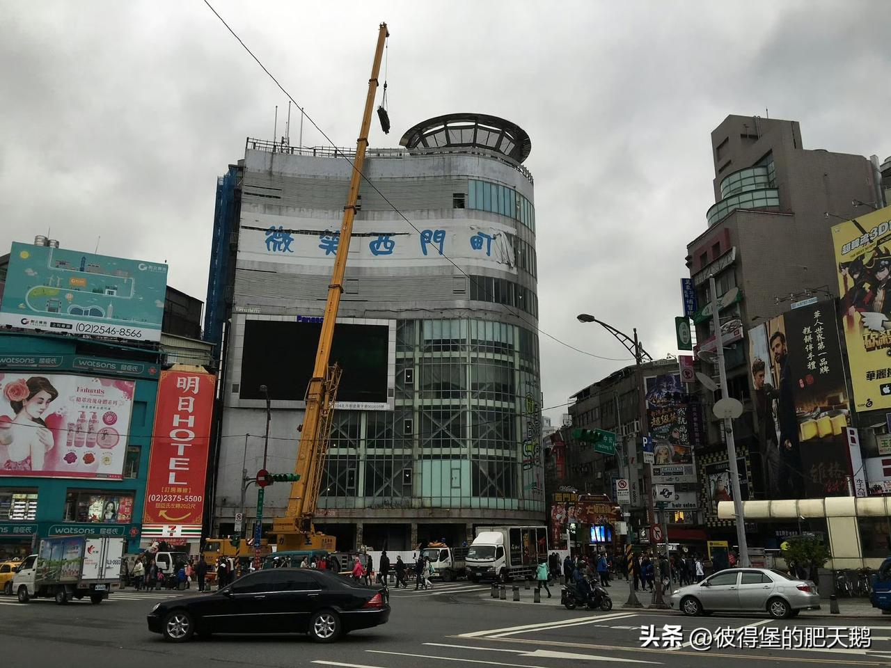大家看看，鬼岛的台北市，都破成什么样了……

中间五个大字“微笑西门町”直接给我