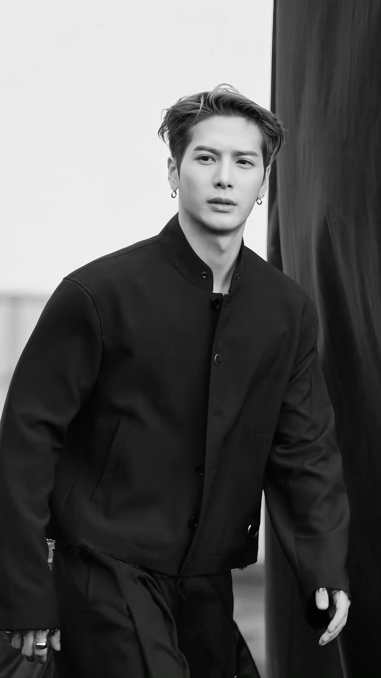 王嘉尔看向镜头的压迫感 他漫不经心扫向镜头，那眼神却像带着穿透力，没刻意耍帅，可