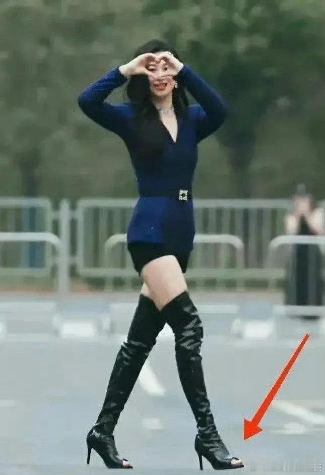第一次见漏脚趾的鞋子 ​​​