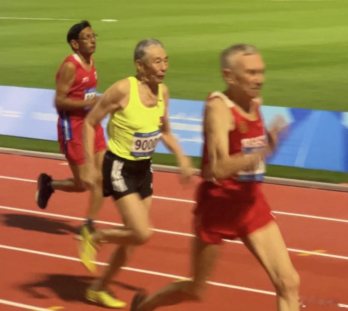  传奇永不褪色！蒙古跑者策伦91岁仍驰骋赛场，横扫多枚金牌、多次刷新纪录，用速度