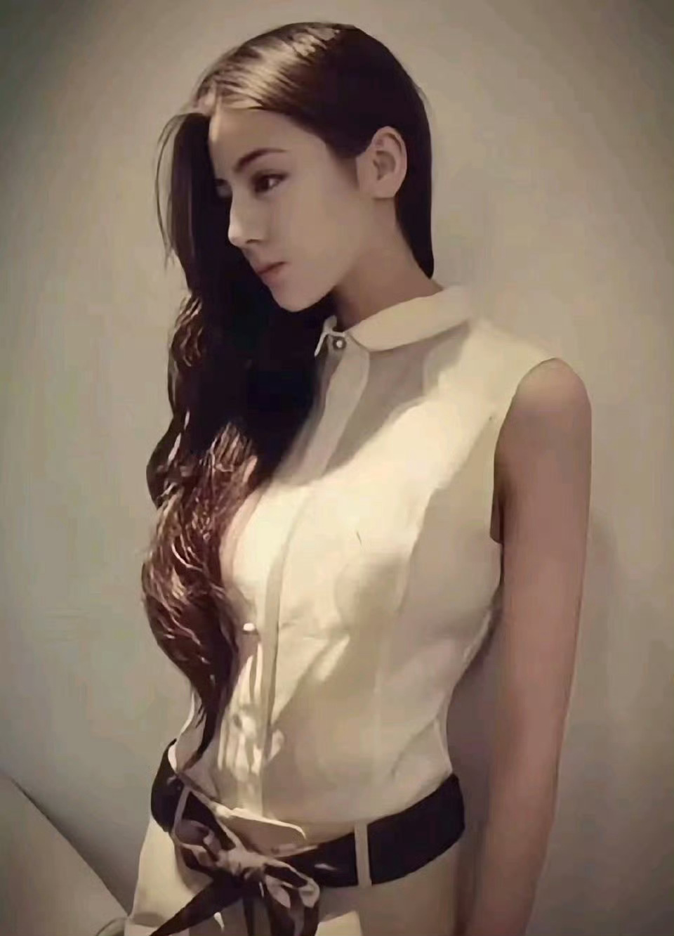 迪丽热巴新人美时期近期《功夫女足》热映，迪丽热巴在光明日报专访中坦言封闭训练让她